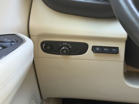 Used 2022 Buick Envision Avenir w/ Technology Package II image 39