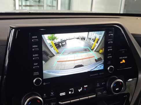 Used 2022 Toyota Highlander LE AWD/4WD image 19