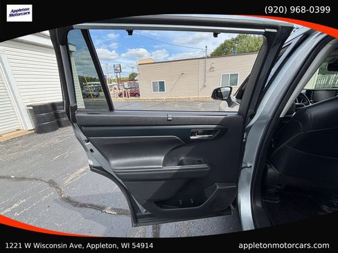 Used 2022 Toyota Highlander XLE AWD/4WD image 38