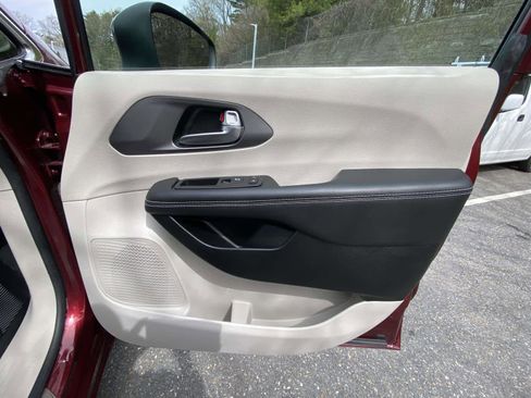 Used 2023 Chrysler Pacifica Touring-L AWD/4WD image 39