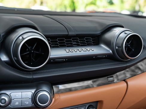Used 2022 Ferrari 812 GTS RWD image 40