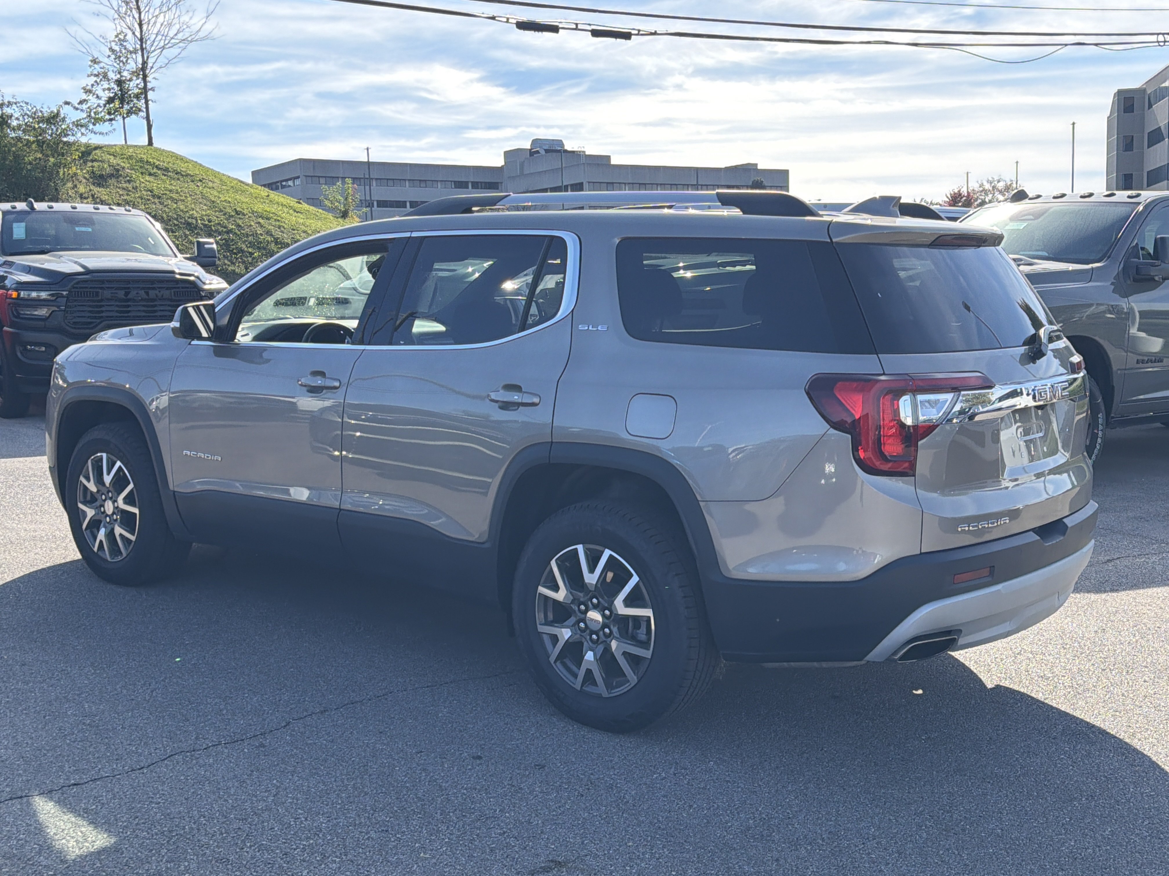 Used 2022 GMC Acadia SLE w/ Driver Convenience Package FWD image 7