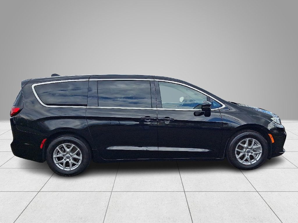 Used 2024 Chrysler Pacifica Touring-L FWD image 9