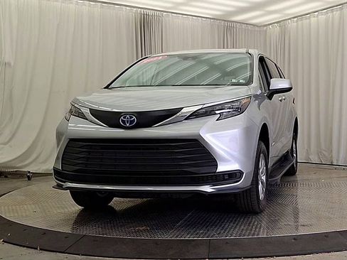 Used 2024 Toyota Sienna LE FWD image 4