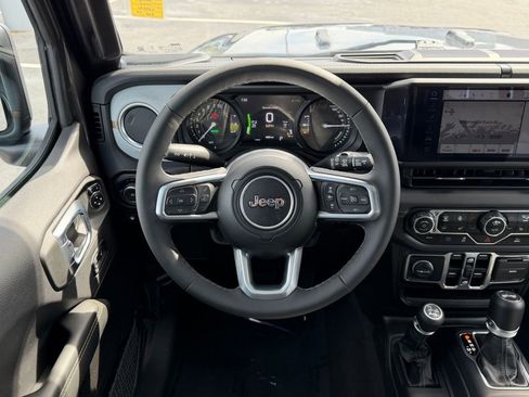 Used 2025 Jeep Wrangler Unlimited Sahara AWD/4WD image 24