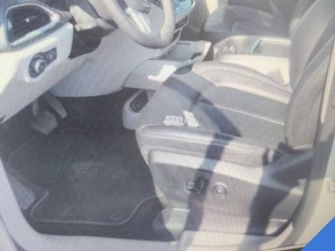 Used 2024 Chrysler Pacifica Limited FWD image 2