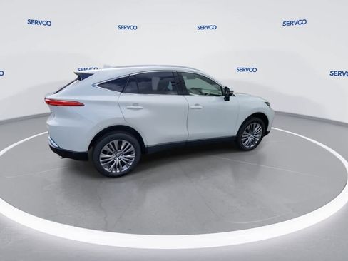 Used 2022 Toyota Venza XLE image 9