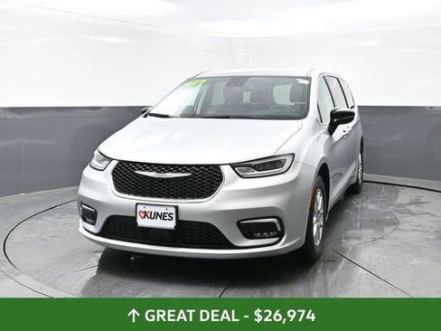 Used 2024 Chrysler Pacifica Touring-L image 8