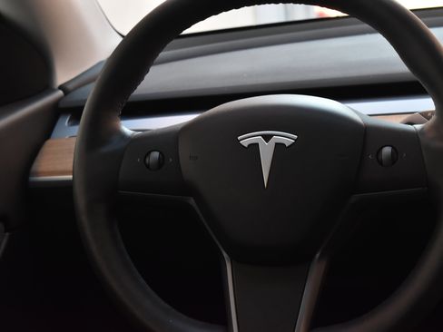 Used 2021 Tesla Model Y Long Range image 27