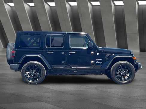 Used 2024 Jeep Wrangler Unlimited Sahara AWD/4WD image 3