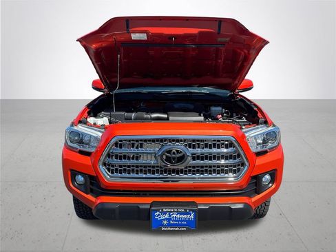 Used 2017 Toyota Tacoma TRD Off-Road w/ Tow Package (A/T) AWD/4WD image 4