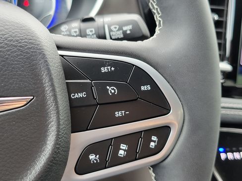 Used 2024 Chrysler Pacifica Touring-L FWD image 14