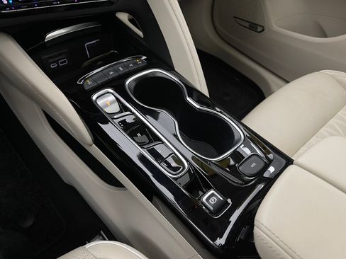 Used 2022 Buick Envision Avenir w/ Technology Package II FWD image 35
