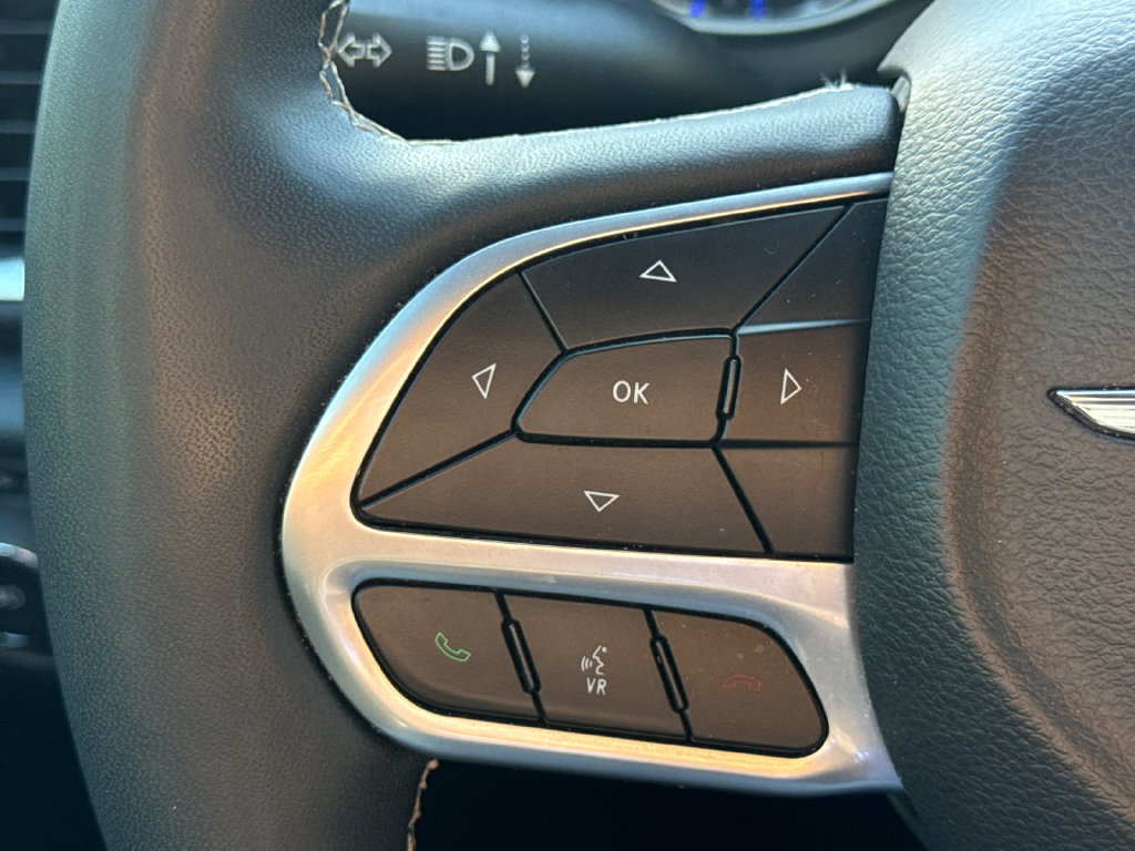 Used 2025 Chrysler Pacifica Select FWD image 30