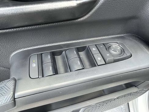 Used 2025 Toyota Tacoma SR5 AWD/4WD image 16