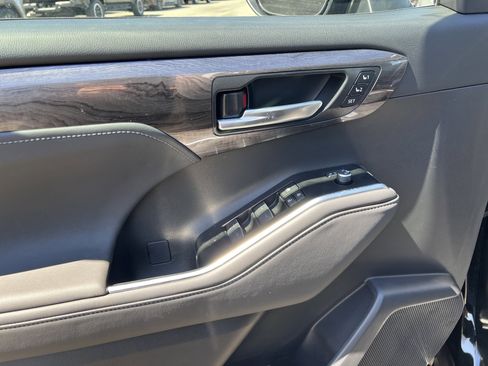 New 2026 Toyota Highlander Limited image 9
