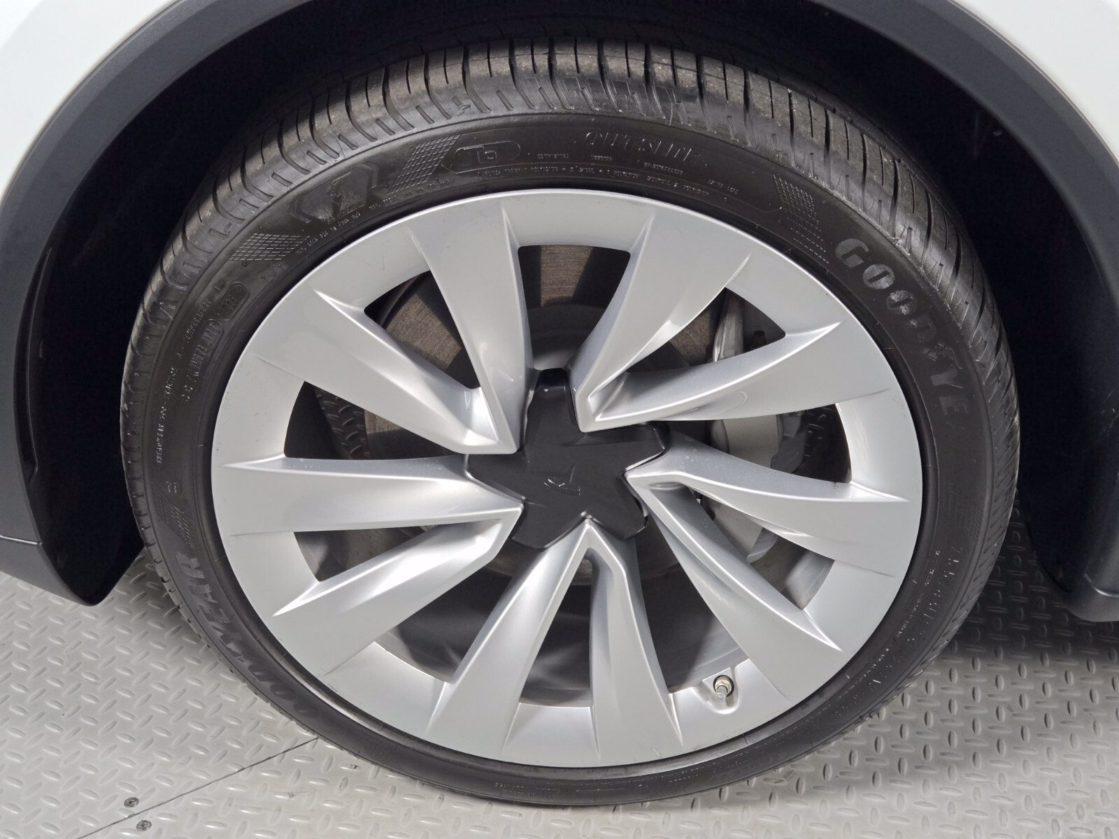 Used 2026 Tesla Model Y Long Range RWD image 9