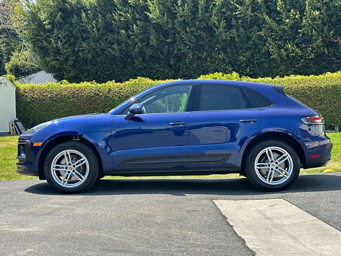 Certified 2025 Porsche Macan AWD/4WD image 2