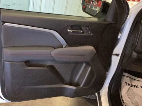 Used 2024 Chevrolet Colorado Z71 w/ Z71 Convenience Package 2 AWD/4WD image 17