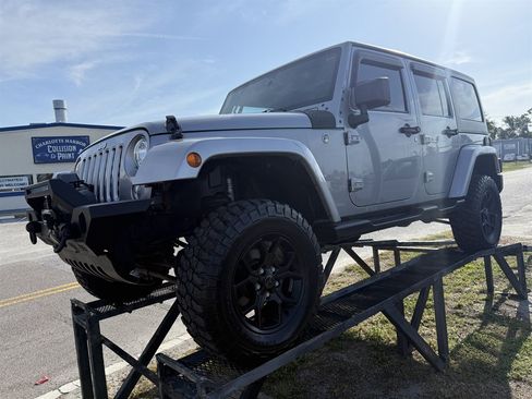Used 2018 Jeep Wrangler Unlimited Sahara AWD/4WD image 3