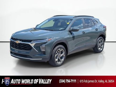 Used 2025 Chevrolet Trax LT FWD image 1