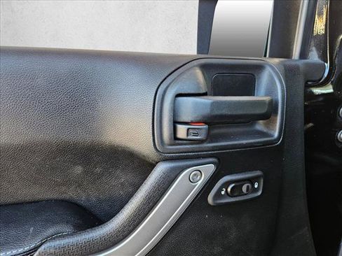 Used 2017 Jeep Wrangler Unlimited Rubicon image 9