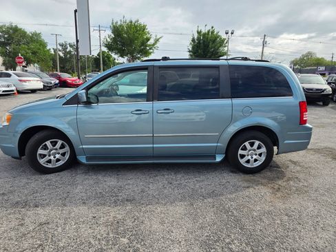 Used 2010 Chrysler Town & Country Touring FWD image 4