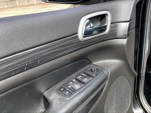 Used 2020 Jeep Grand Cherokee Laredo image 32