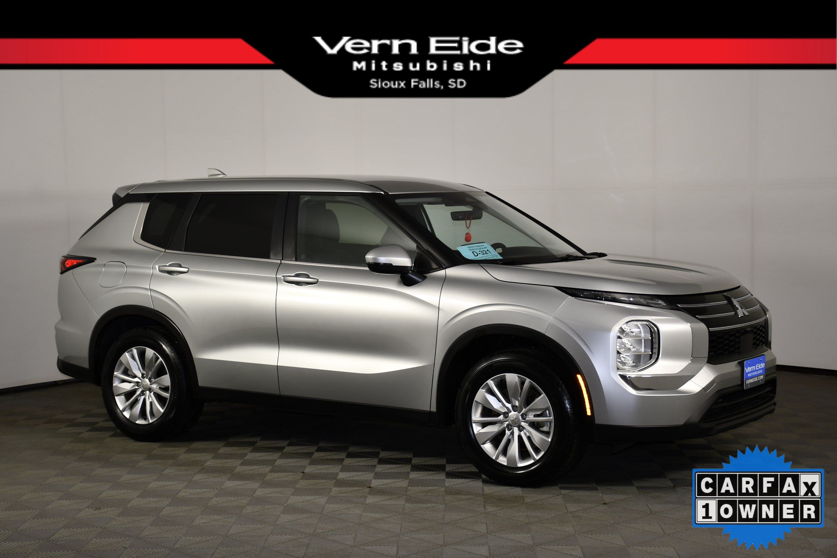 Used 2025 Mitsubishi Outlander ES FWD image 1