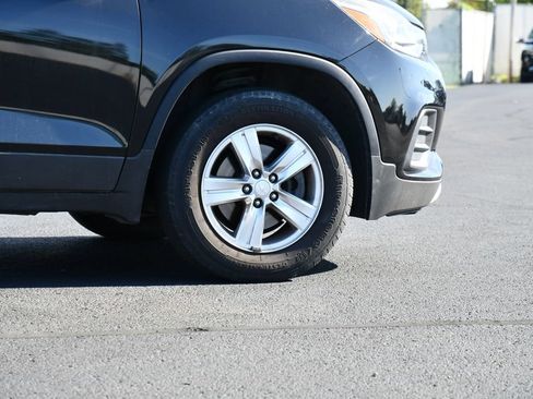 Used 2019 Chevrolet Trax LT w/ LT Convenience Package FWD image 9