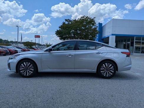 Used 2024 Nissan Altima 2.5 SV FWD image 5