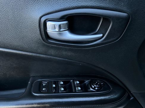 Used 2018 Jeep Compass Latitude AWD/4WD image 16