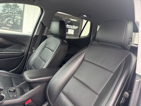 Used 2024 GMC Terrain SLT image 3