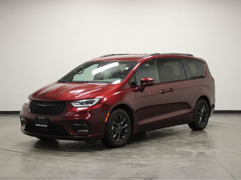 Used 2021 Chrysler Pacifica Touring-L w/ S Appearance Package image 4