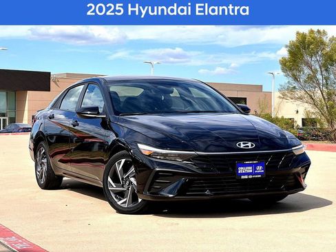 Used 2025 Hyundai Elantra Sport image 3