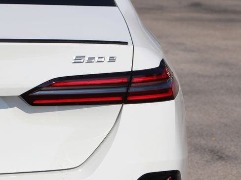 New 2026 BMW 550e xDrive image 11