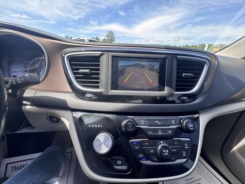 Used 2018 Chrysler Pacifica Touring-L FWD image 19