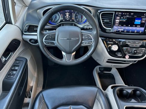 Used 2023 Chrysler Pacifica Touring-L image 16
