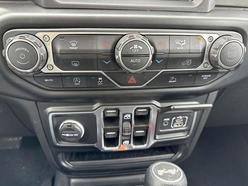 Used 2022 Jeep Wrangler Unlimited Sahara AWD/4WD image 19