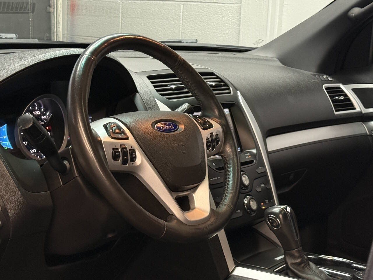 Used 2014 Ford Explorer XLT w/ Equipment Group 202A AWD/4WD image 20