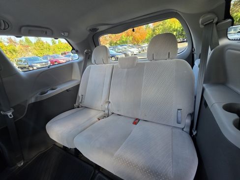 Used 2018 Toyota Sienna LE FWD image 14