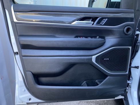 Used 2022 Jeep Wagoneer Series III w/ Flexible Seating Group image 15