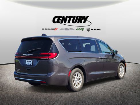 Used 2023 Chrysler Pacifica Touring-L FWD image 4