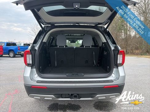 Used 2025 Ford Explorer Active w/ Active Comfort Package image 9