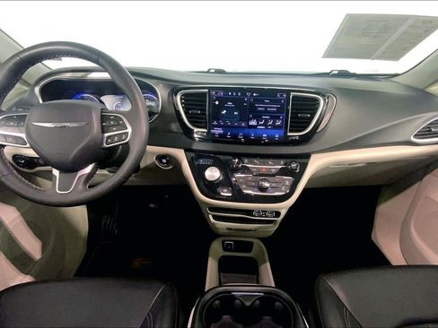 Used 2023 Chrysler Pacifica Touring-L image 15