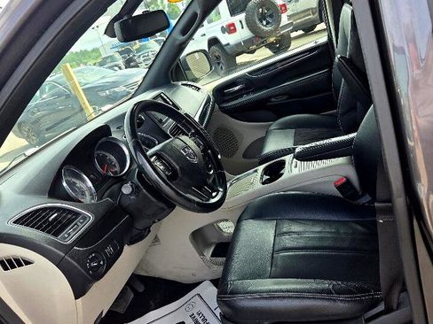 Used 2019 Dodge Grand Caravan SXT image 9