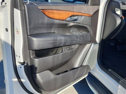 Used 2016 Cadillac Escalade Luxury image 10