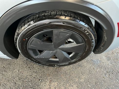 Used 2025 Toyota Prius LE image 31