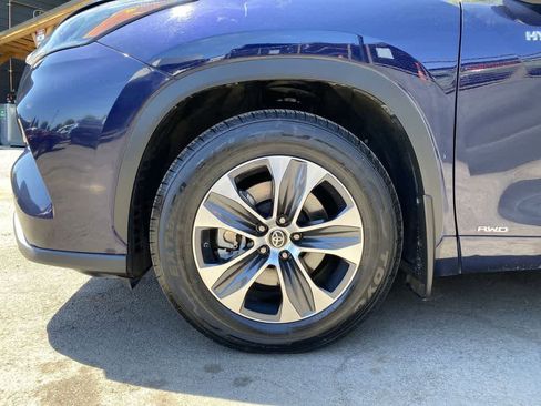 Used 2021 Toyota Highlander XLE AWD/4WD image 12