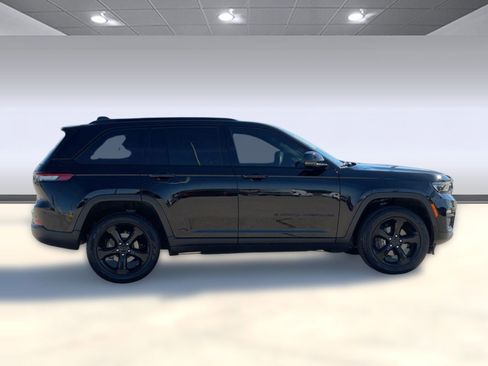 Used 2025 Jeep Grand Cherokee Limited w/ Black Appearance Package image 8
